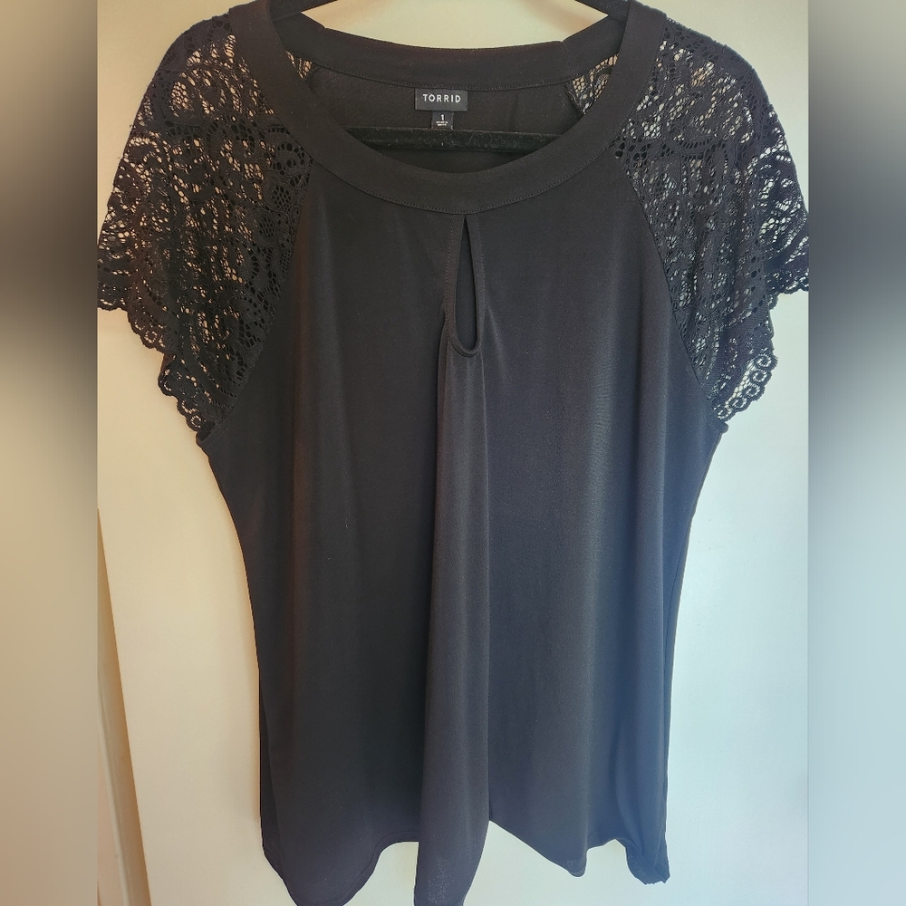 TORRID Black short sleeve Top size 1